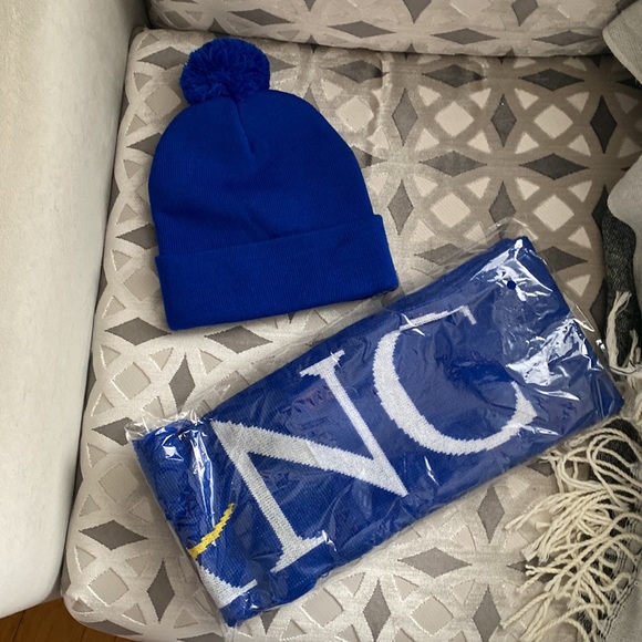 💙🥶🧢NWT BLUE 1664 BLANC WINTER SCARF AND POMPOM HAT SET OF 2 🧢💙🥶 - Picture 2 of 2